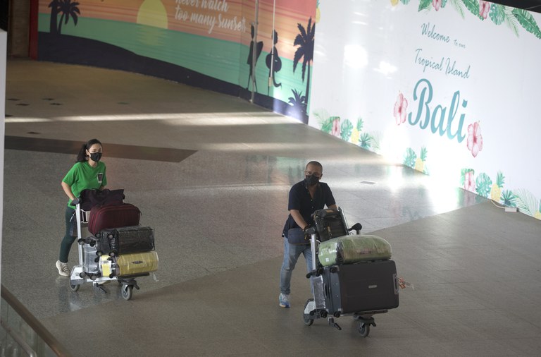 Wisatawan tiba di bandara internasional Bali di Denpasar pada Rabu, 16 Februari 2022. Bali telah dibuka untuk turis asing dari semua negara awal bulan ini dalam upaya pemerintah untuk meningkatkan ekonomi pulau wisata itu, yang secara ekonomi terpuruk akibat pandemi COVID-19 dalam dua tahun terakhir. [AP]