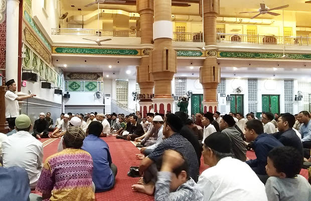 Seorang ustaz (kiri berdiri) menjelaskan cara menghafal mudah Alquran saat pengajian di Masjid Agung Al Makmur, Banda Aceh, 10 Maret 2018. (Nurdin Hasan/BeritaBenar)