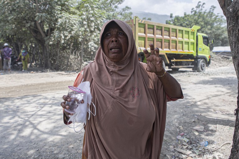 Pidaya, seorang warga Kelurahan Buluri, saat menceritakan cucunya yang berumur 2 bulan dan menderita penyakit ISPA karena setiap hari menghirup debu dari aktivitas tambang galian C di Kelurahan Buluri, Palu, Sulawesi Tengah, 21 Mei 2024. [Taufan Bustan/BenarNews]