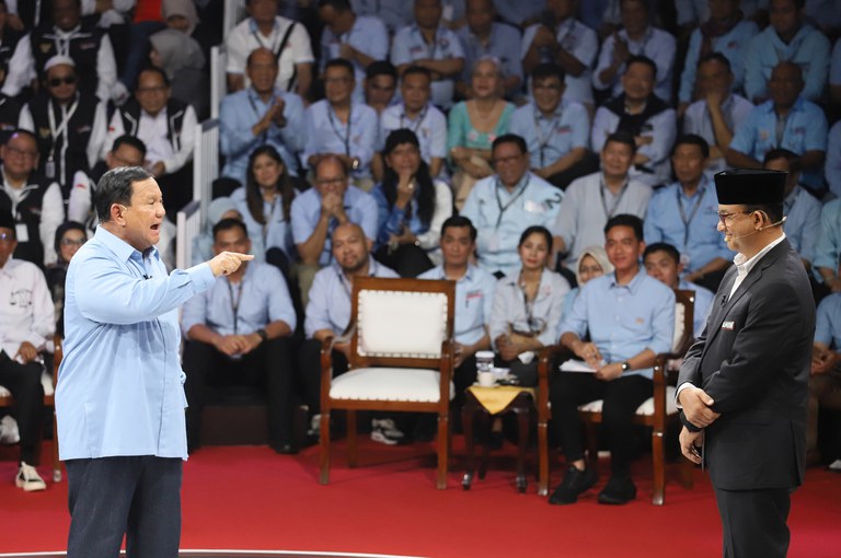 Prabowo Subianto (kiri) beradu argumen dengan Anies Baswedan dalam Debat Calon Presiden 2024 di Komisi Pemilihan Umum, Jakarta, 12 Desember 2023. [Eko Siswono Toyudho/BenarNews]