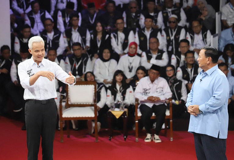 Ganjar Pranowo (kiri) berbicara sementara Prabowo Subianto mendengarkan, dalam Debat Calon Presiden di Komisi Pemilihan Umum, Jakarta, 12 Desember 2023. [Eko Siswono Toyudho/BenarNews]