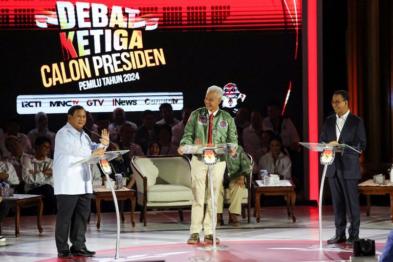 Menteri Pertahanan dan salah satu calon presiden Indonesia, Prabowo Subianto (kiri), berbicara dalam debat yang disiarkan televisi disaksikan oleh para pesaingnya Ganjar Pranowo (tengah) dan Anies Baswedan, di stadion Istora Senayan di Jakarta, 7 Januari 2024. [Ajeng Dinar Ulfiana/Reuters]