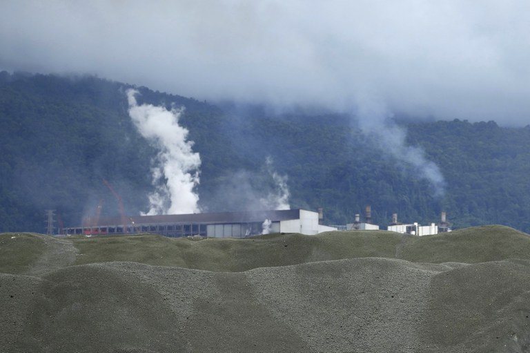 Di latar belakang tampak perusahaan pertambangan dan pemurnian nikel, Indonesia Weda Bay Industrial Park (IWIP) di Halmahera, Maluku Utara, yang oleh kelompok pemerhati lingkungan disebut melakukan deforestasi untuk operasinya. Foto diambil pada 8 Juni 2024. [Achmad Ibrahim/AP Photo]