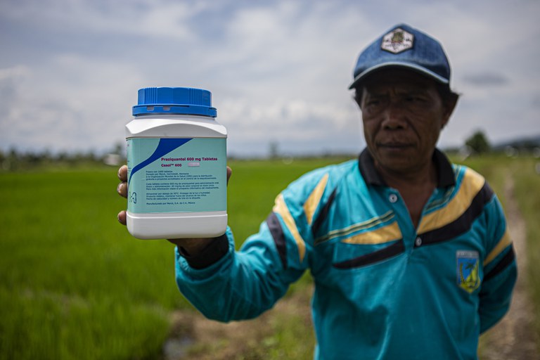 Penanggungjawab Peneliti Schistosomiasis Puskesmas Wuasa, Cerni Tolu, memperlihatkan tempat obat cacing praziquantel yang isinya sudah habis diberikan kepada warga, di Desa Wuasa, Kecamatan Lore Tengah, Kabupaten Poso, Sulawesi Tengah, 7 Maret 2023. [Keisyah Aprilia/BenarNews]