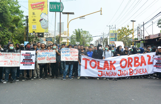 Para pengunjuk rasa membawa sejumlah spanduk dan poster saat melakukan aksi damai di Yogyakarta, 23 September 2019. (Kusumasari Ayuningtyas/BeritaBenar)