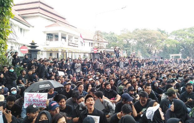 Ribuan mahasiswa berunjuk rasa di depan gedung Dewan Perwakilan Rakyat Daerah Kota Malang, Jawa Timur, 23 September 2019. (Eko Widianto/BeritaBenar)