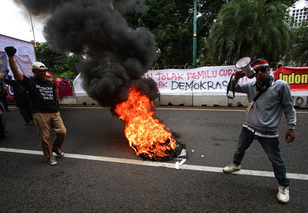 Ratusan demonstran desak Jokowi mundur atas tuduhan terlibat kecurangan pemilu Ratusan demonstran desak Jokowi mundur atas tuduhan terlibat kecurangan pemilu