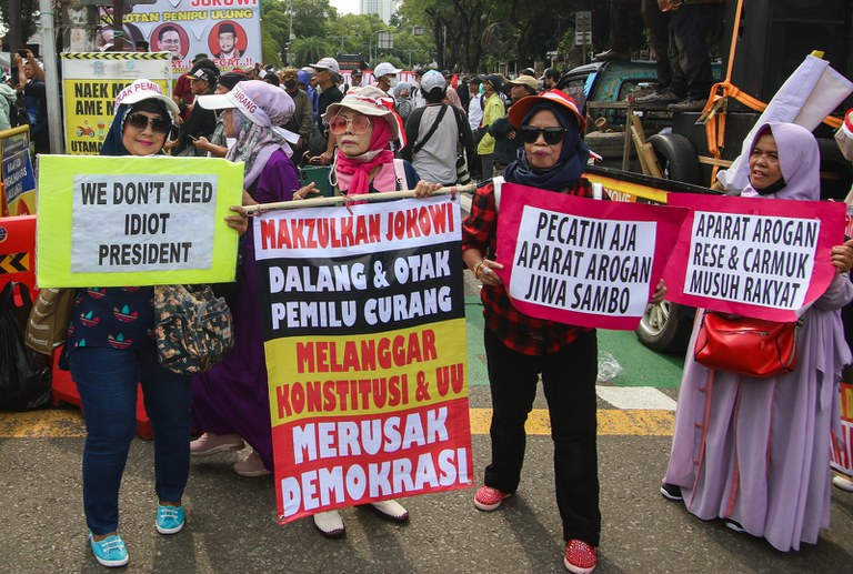 Warga berdemonstrasi di sekitar gedung Komisi Pemilihan Umum di Jakarta menolak hasil Pemilu 2024 yang dinilai penuh kecurangan dan mendesak dimakzulkannya Presiden Joko “Jokowi” Widodo karena dinilai ikut campur dalam pemilu tersebut, 18 Maret 2024. [Eko Siswono Toyudho/BenarNews]