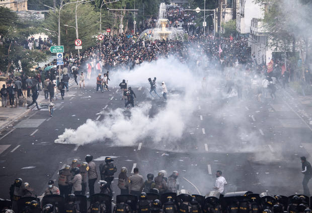 Mahasiswa dan buruh bentrok dengan polisi dalam demonstrasi buruh dan mahasiswa menentang pengesahan Undang-Undang Cipta Kerja yang dinilai mengorbankan hak-hak buruh dan lingkungan hidup, di Surabaya, Jawa Timur, 8 Oktober 2020. [AFP] 