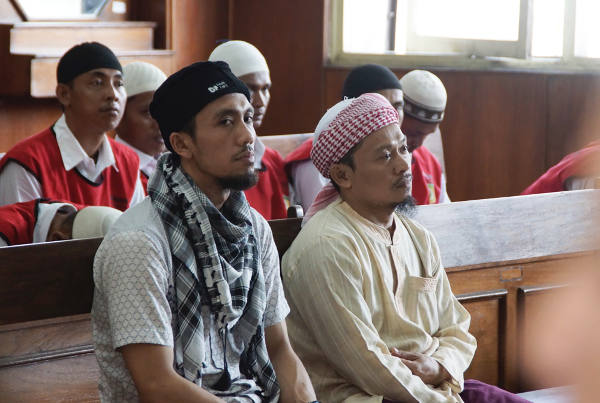 Dua terdakwa kasus terorisme, Wachihdun Triyono (kiri) dan Muslih Afifi Afandi sedang mendengarkan vonis di Pengadilan Negeri Jakarta Utara, 9 April 2018. (Arie Firdaus/BeritaBenar)