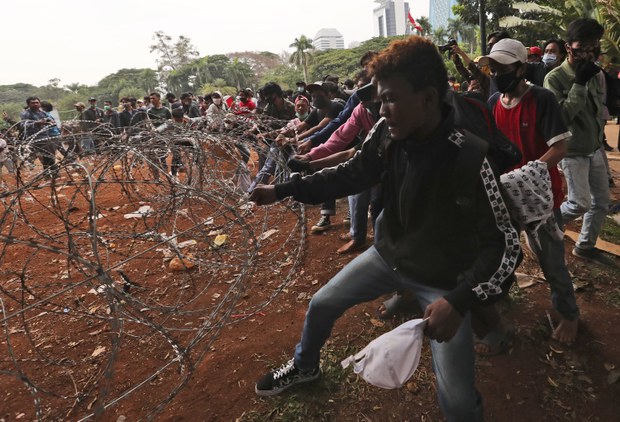 DPR sahkan Perppu Cipta Kerja jadi UU di tengah penolakan oleh buruh, partai oposisi DPR sahkan Perppu Cipta Kerja jadi UU di tengah penolakan oleh buruh, partai oposisi