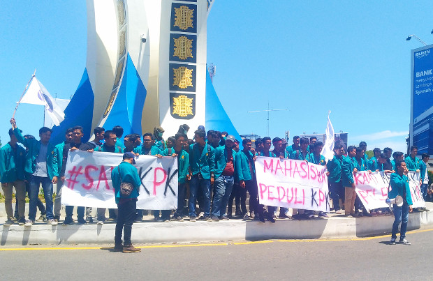 Para mahasiswa Universitas Syiah Kuala menggelar unjuk rasa dukungan kepada KPK di Banda Aceh, 18 September 2019. (Nurdin Hasan/BeritaBenar)