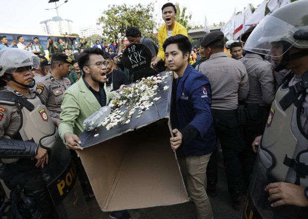 191030_ID_Police-riot_1000.jpg
