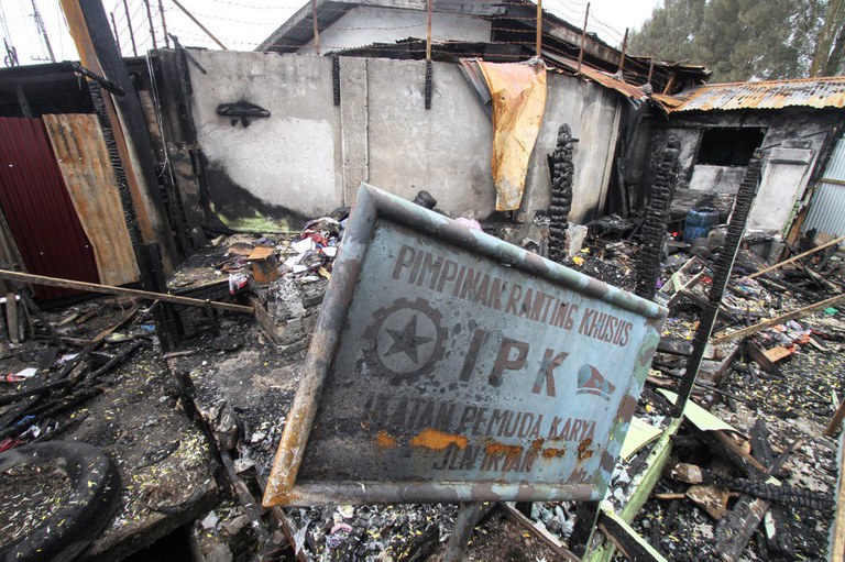 Foto yang diambil pada 4 Juli 2024 ini menunjukkan rumah milik wartawan Tribrata TV Rico Sempurna Pasaribu yang terbakar habis dan menewaskan dirinya beserta tiga anggota keluarga. [Risky Cahyadi/AFP]