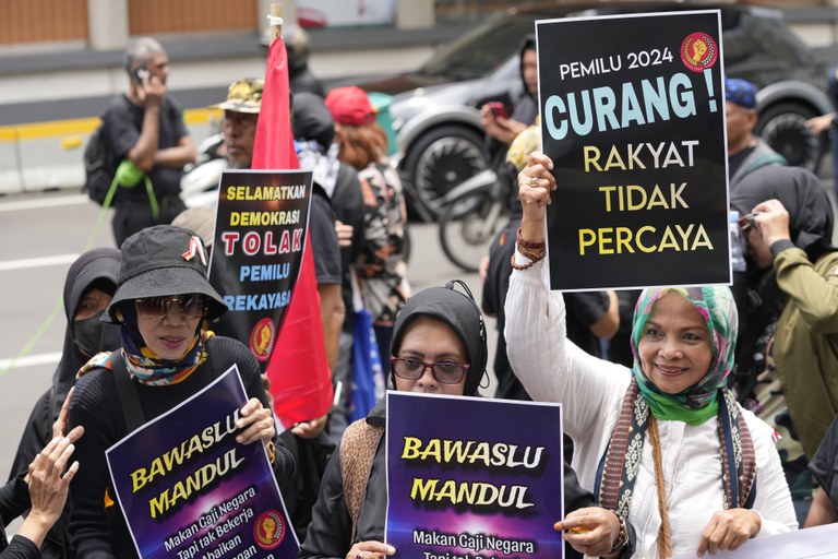 Para pengunjuk rasa meneriakkan slogan-slogan saat unjuk rasa menentang dugaan kecurangan pemilu presiden 14 Februari di luar kantor Bawaslu di Jakarta, 19 Februari 2024. [Achmad Ibrahim/AP]