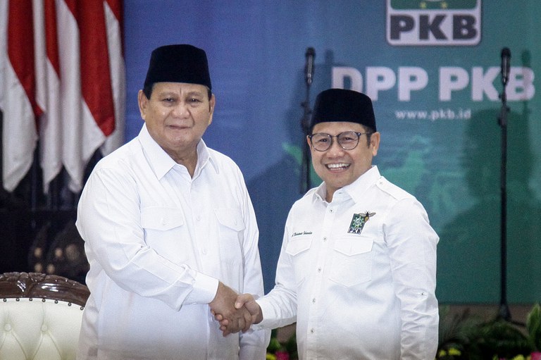 Presiden terpilih Prabowo Subianto (kiri) dan Muhaimin Iskandar, mantan calon wakil presiden dalam Pemilu 2024  dan ketua Partai Kebangkitan Bangsa saling berjabat tangan di Jakarta pada 24 April 2024. [AFP]
