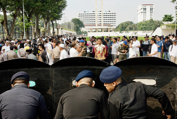 Petugas kepolisian berjaga saat berlangsung unjuk rasa di Jakarta, 9 Mei 2019. (Arie Firdaus/BeritaBenar)