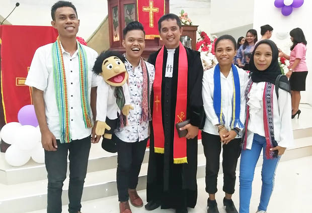 Eklin De Fretes dan tiga temannya dari Komunitas Jalan Merawat Perdamaian berpose dengan pendeta di Gereja Jemaat GPM Bethabara, Ambon, Maluku, 6 September 2018. (Dok. Pribadi)