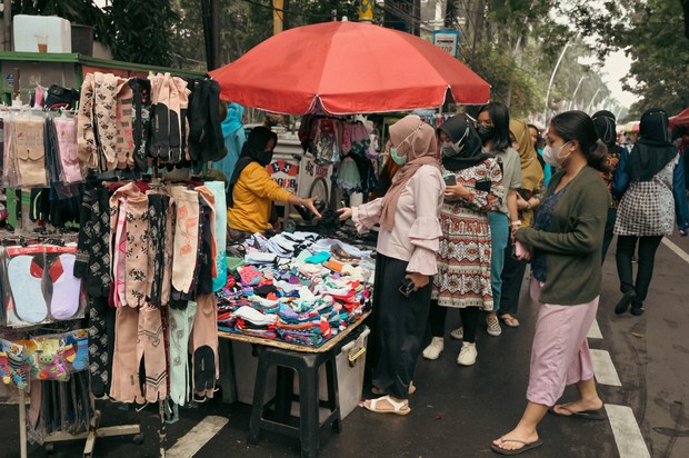 Lonjakan COVID-19 Picu Perlambatan Pertumbuhan Triwulan Ketiga