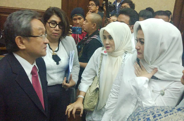 Pengacara Maqdir Ismail berbicara dengan istri Setya Novanto, Astriani Tagor (kanan) usai persidangan di Pengadilan Tipikor Jakarta, 20 Desember 2017. (Rina Chadijah/BeritaBenar)