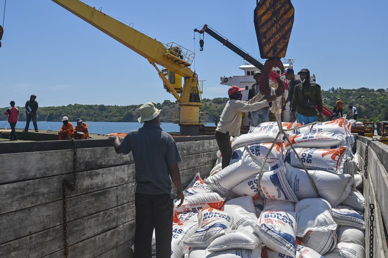 Pekerja menurunkan karung beras impor dari Thailand dari kapal kargo di Pelabuhan Malahayati di Krueng Raya, Provinsi Aceh, 22 Juni 2023. [Chaideer Mahyuddin/AFP]