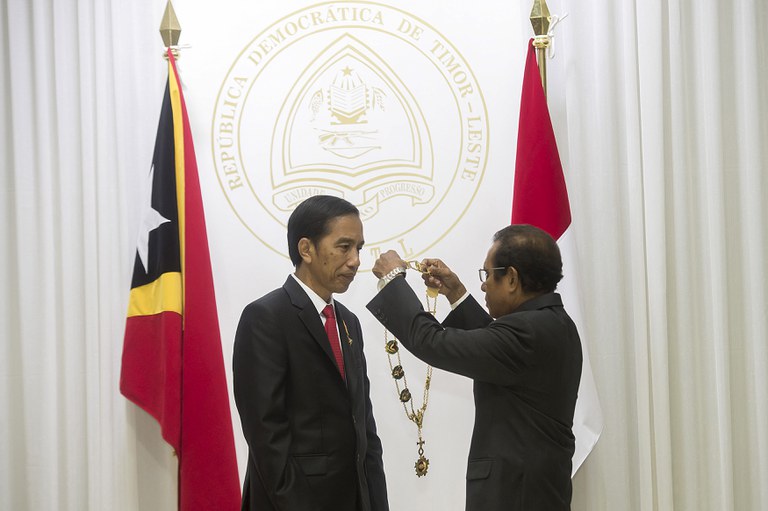 Presiden Indonesia Joko Widodo mendapatkan tanda kehormatan ‘the Grand Collar of the Order of Timor Leste’ dari Presiden Timor Leste Taur Matan Ruak, di Dili, 26 Januari 2016 [Antara via Reuters]