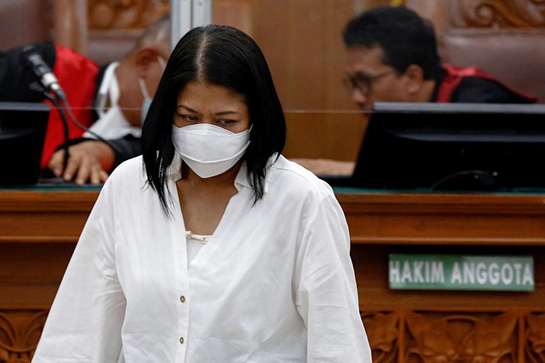 Putri Candrawathi, istri Ferdy Sambo, yang terlibat skandal pembunuhan, menghadiri persidangannya di Pengadilan Negeri Jakarta Selatan, 17 Oktober 2022. [Ajeng Dinar Ulfiana/Reuters]