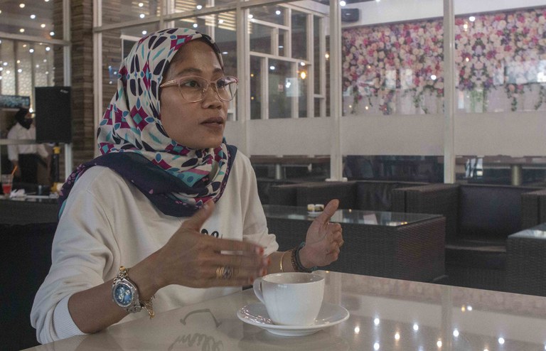 Produser film Kurir Adriani Badrah menjawab pertanyaan jurnalis BenarNews tentang film tersebut saat ditemui di Poso, Sulawesi Tengah, 24 Juni 2022. [Keisyah Aprilia/BenarNews]