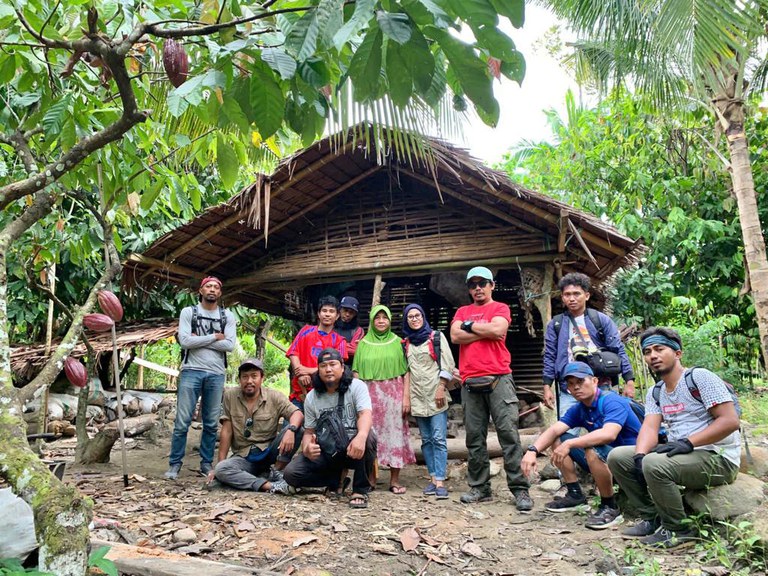 Sejumlah pemain, kru, sutradara, dan produser film Kurir berfoto bersama seusai mengunjungi salah satu lokasi pengambilan gambar film Kurir di Poso, Sulawesi Tengah, 21 Juni 2022. [Keisyah Aprilia/BenarNews]