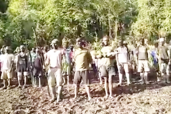 Dalam gambar dari video yang dikirim ke BeritaBenar, 10 November 2017, sejumlah pria bersenjata berada di hutan Kabupaten Mimika, Papua. (Victor Mambor/BeritaBenar)