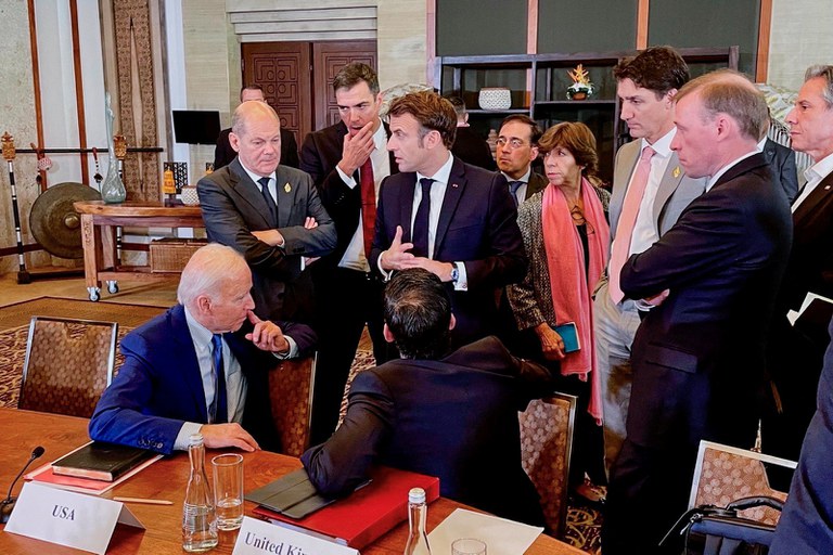 Dalam foto selebaran ini tampak Presiden AS Joe Biden, Kanselir Jerman Olaf Scholz, Presiden Prancis Emmanuel Macron, Perdana Menteri Spanyol Pedro Sanchez, Perdana Menteri Inggris Rishi Sunak, Menteri Luar Negeri Spanyol Jose Manuel Albares Bueno, Menlu Prancis Catherine Colonna , Perdana Menteri Kanada Justin Trudeau dan Menteri Luar Negeri AS Antony Blinken melakukan pertemuan untuk membahas jatuhnya rudal di Polandia, di sela-sela kehadiran mereka dalam KTT G20, di Nusa Dua, Bali, 16 November 2022.  [Steffen Hebestreit/BPA/Handout via Reuters]