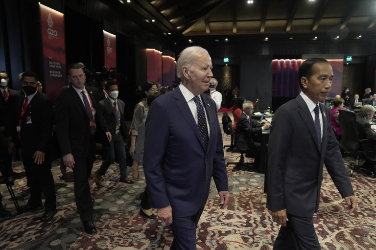 Presiden AS Joe Biden berjalan dengan Presiden Joko Widodo pada KTT G20 di Nusa Dua, Bali, 15 November 2022. [Dita Alangkara/AP Photo/Pool]