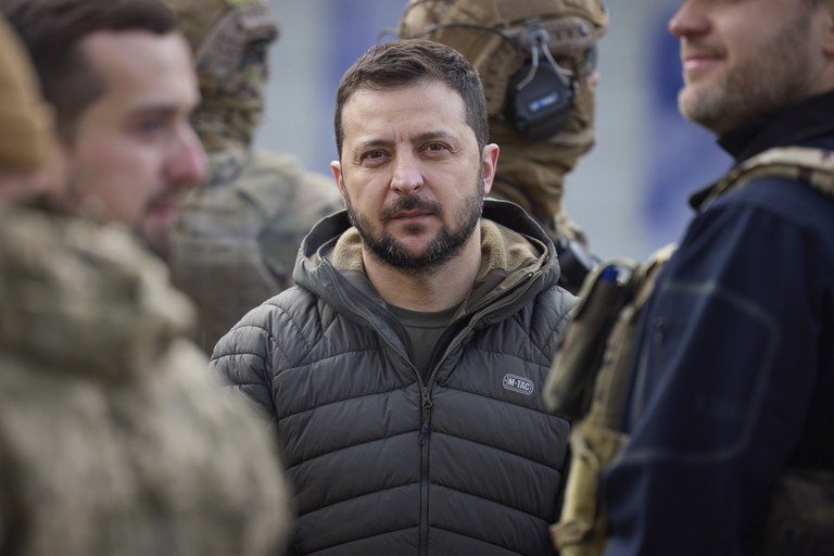 Presiden Ukraina Volodymyr Zelenskyy terlihat selama kunjungannya ke Kherson, Ukraina, 14 November 2022. [Kantor Pers Kepresidenan Ukraina via AP/File]
