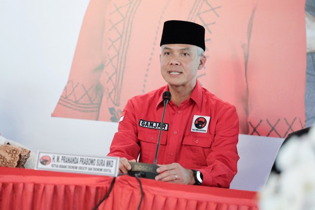 Megawati tunjuk Ganjar Pranowo resmi jadi calon presiden 2024 dari PDIP Megawati tunjuk Ganjar Pranowo resmi jadi calon presiden 2024 dari PDIP