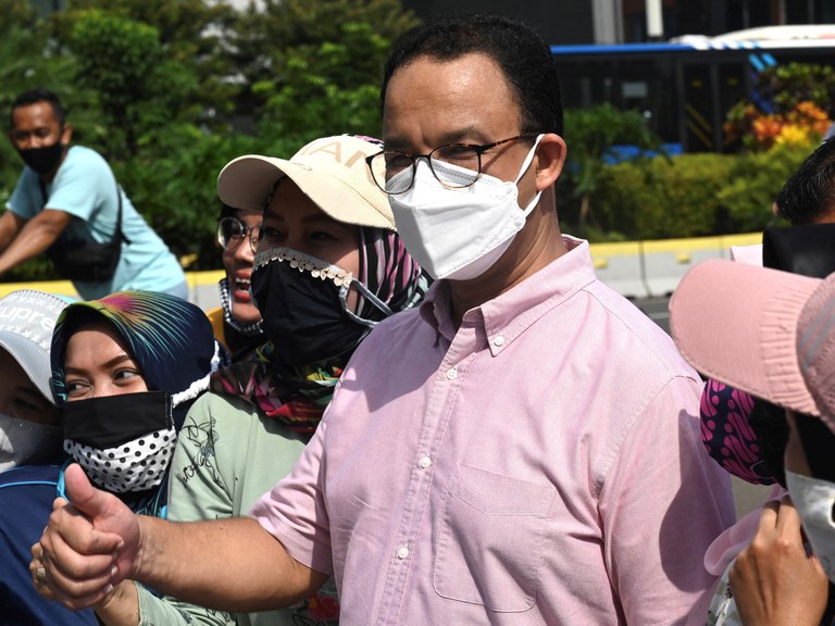 Gubernur Jakarta saat itu Anies Baswedan berfoto bersama warga di sepanjang jalan di Jakarta, 1 November 2020. [Foto file Goh Chai Hin/AFP]