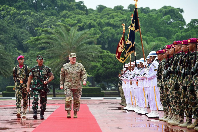Kepala Staf Gabungan Amerika Serikat Jenderal Mark Milley (tengah) memeriksa pasukan didampingi Panglima TNI Jenderal Andika Perkasa di Jakarta, 24 Juli 2022. [Departemen Pertahanan AS]