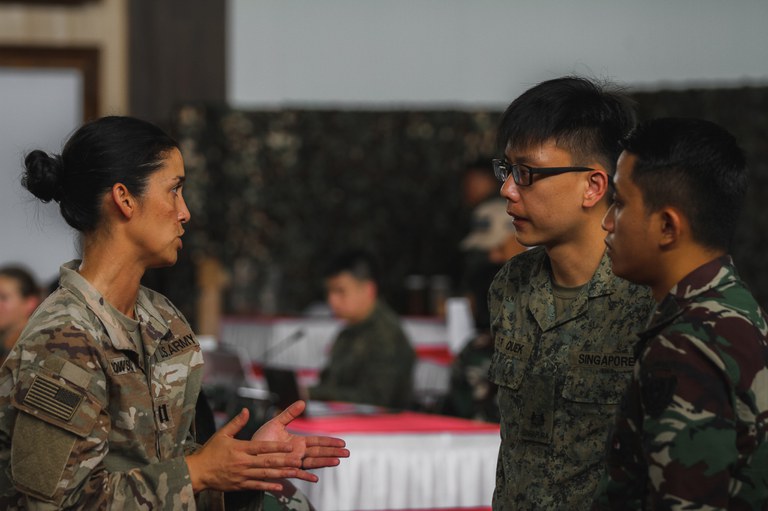 Partisipan dari Amerika Serikat, Singapura dan Indonesia tampak bercakap-cakap dalam latihan gabungan “Super Garuda Shield”, di Area Pelatihan Baturaja, Sumatra Selatan, 1 Agustus 2022. [Facebook/Tim Tempur Brigade Infanteri ke-3, Divisi Infanteri ke-25 AS]