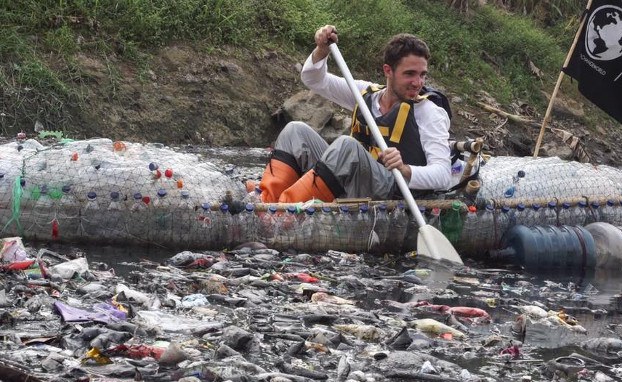 Gary Bencheghib berada dalam kayak yang terbuat dari botol plastik bekas di Sungai Citarum, Jawa Barat, dalam foto selebaran tanpa tanggal yang dibagikan oleh Yayasan Penghargaan Ramon Magsaysay, 31 Agustus 2022. [Yayasan Penghargaan Ramon Magsaysay]