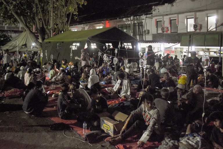 Para penyintas yang terluka akibat gempa dirawat di halaman sebuah rumah sakit di Cianjur, Jawa Barat, pada 21 November 2022. [Timur Matahari/AFP]