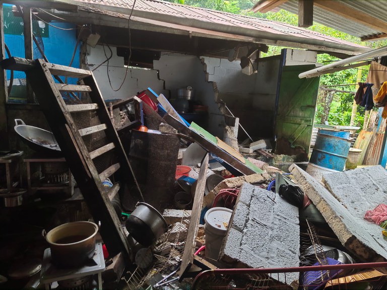 Rumah warga yang hancur akibat gempa Magnitudo 5,4 di Jayapura, Papua, Kamis, 9 Februari 2023. [Twitter @BNPB_Indonesia]