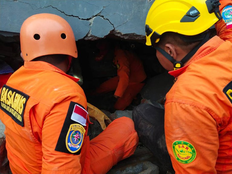 Petugas SAR mencari korban di reruntuhan bangunan akibat gempa berkekuatan magnitude 6,2 di Mamuju, Sulawesi Barat, 15 Januari 2021. [Basarnas]