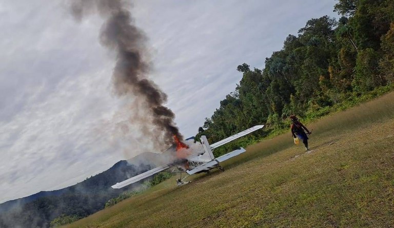 Sebuah pesawat dibakar oleh kelompok separatis bersenjata di Nduga, Provinsi Papua Pegunungan, 7 Februari 2023. [Foto handout/ Tentara Pembebasan Nasional Papua Barat]