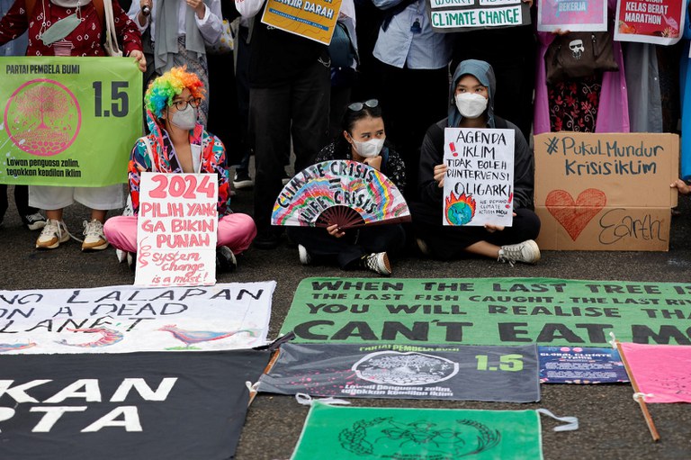 Pemuda dan aktivis berunjuk rasa memprotes perubahan iklim, di Jakarta, 3 Maret 2023. [Willy Kurniawan/Reuters]