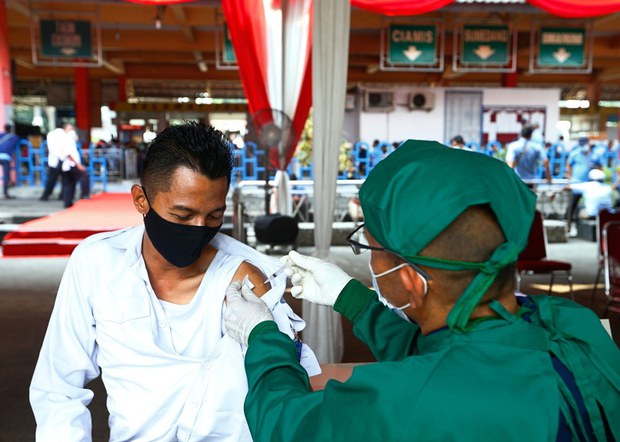 Genjot Vaksinasi di Tengah Lonjakan COVID-19, Pemerintah Kerahkan TNI, Polri Genjot Vaksinasi di Tengah Lonjakan COVID-19, Pemerintah Kerahkan TNI, Polri