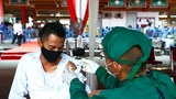 Genjot Vaksinasi di Tengah Lonjakan COVID-19, Pemerintah Kerahkan TNI, Polri