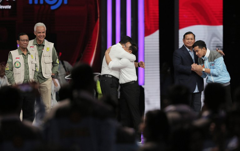 Tiga calon presiden pada pemilu Indonesia 2024 beserta pasangannya, (dari kiri), Ganjar Pranowo - Mohammad Mahfud MD; Anies Baswedan -- Muhaimin Iskandar; dan Prabowo Subianto - Gibran Rakabuming Raka; berada di atas panggung usai debat cawapres kedua di Jakarta, 21 Januari 2024. [Eko Siswono Toyudho/BenarNews]