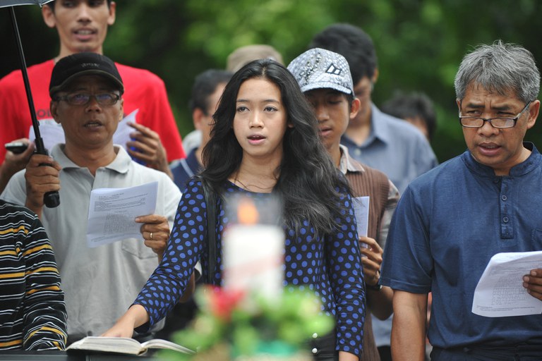 Umat Kristen dari Gereja Yasmin Bogor dan Gereja Kristen Protestan Batak Filadelfia mengadakan misa Natal di luar Istana Presiden di Jakarta pada 25 Desember 2012 sebagai unjuk rasa terhadap disegelnya gereja mereka karena penolakan warga dan pemerintah daerah setempat, walaupun Mahkamah Agung telah memutuskan bahwa jemaat bisa beribadah di gereja tersebut. [AFP]