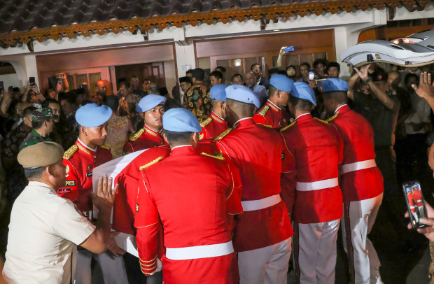 Pasukan kehormatan presiden membawa peti jenazah BJ Habibie di Jakarta, 11 September 2019. (AFP)