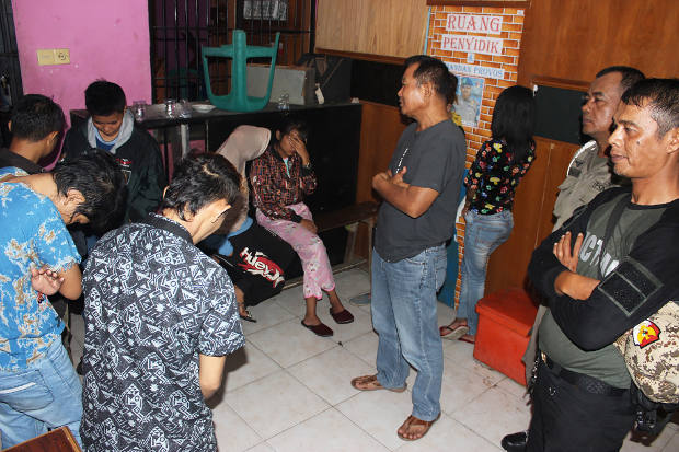 Petugas Satpol PP memeriksa sejumlah perempuan yang diduga lesbian setelah dirazia di Padang, Sumatera Barat, 4 November 2018. (Dok. Humas Satpol PP Padang)