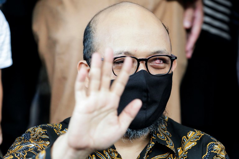 Mantan investigator senior Komisi Pemberantasan Korupsi (KPK) Novel Baswedan melambaikan tangannya pada hari terakhirnya sebagai staf lembaga anti rasuah itu, setelah ia menjadi bagian dari 57 anggota KPK yang dinonaktifkan karena dinyatakan tidak lolos dalam tes wawasan kebangsaan yang kontroversial, di Jakarta, 30 September 2021. [Reuters]